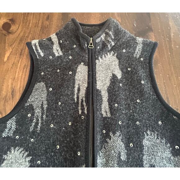 ⭐️ Tally‎ Ho Womens 100% Wool Vest Large Black Accented Horse Figures Sequins - Picture 2 of 4